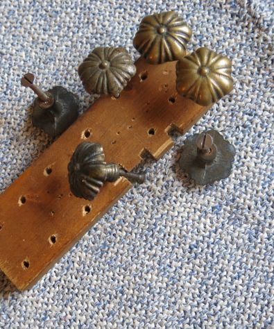 6 MANIGLIE A POMELLO PIENE DI OTTONE E VITI IN FERRO -