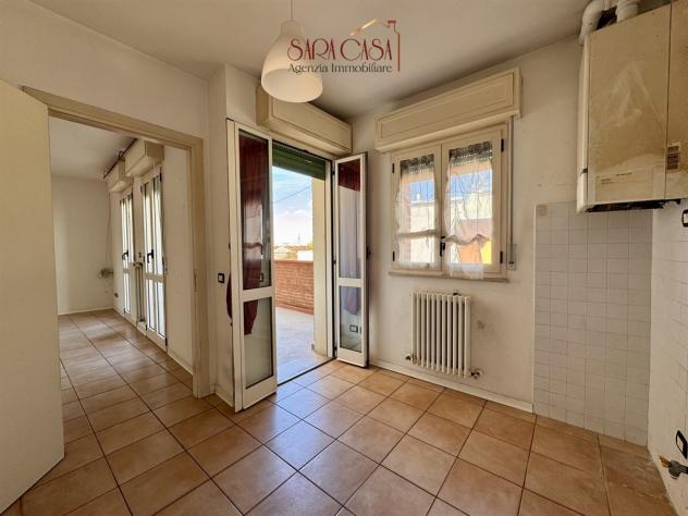 Luminoso appartamento con due camere, terrazzo e garage - Foto 4