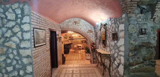 VENDESI LOCALE CURATO NEI MINIMI PARTICOLARI IN VICO DELLE PIGNE, 2 - VENOSA - Foto 3