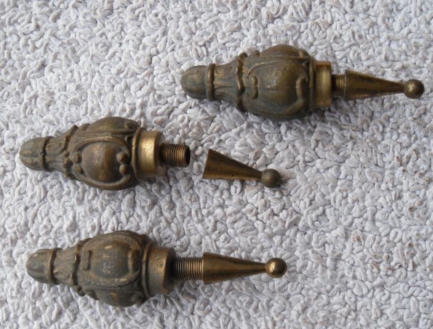 N° 3 POMELLI IN OTTONE PIENO LAVORATO con dadi a cono - - Foto 3