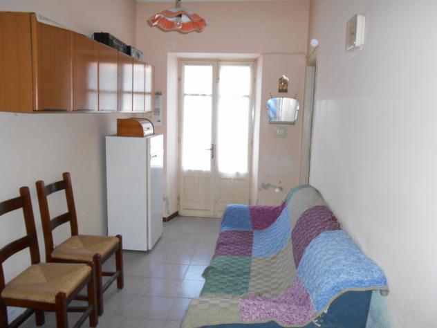 In zona centrale, ex cascinale composta da abitazione al piano terra: cucinino, tinello, tre vani e bagno; sempre al piano terra magazzino e box auto. - Foto 5