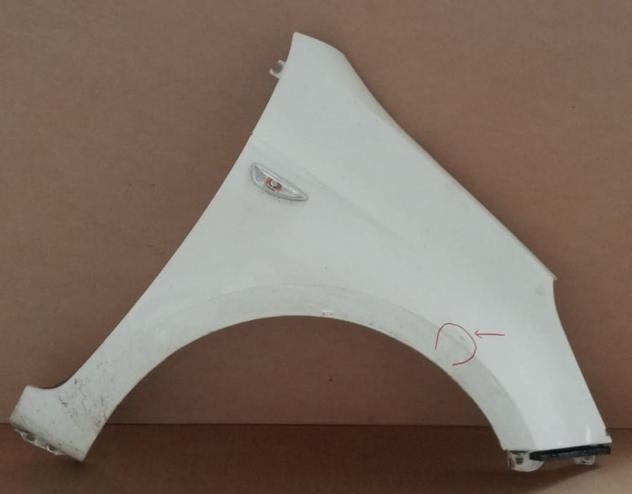 PARAFANGO ANT.DX. BIANCO C/FORO FRECCIA (1 Segno) 999-U1295912 Carrozzeria  Lamierati esterni  Fiancate  Parafango ant. HYUNDAI - i 20 - 01-01-2009 -