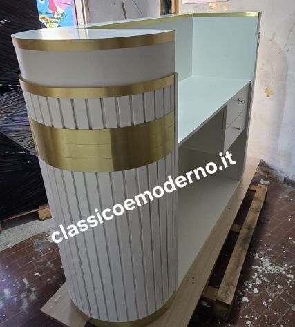 Bancone reception ovale cannettato bianco strisce oro su misura con spedizione - Foto 3