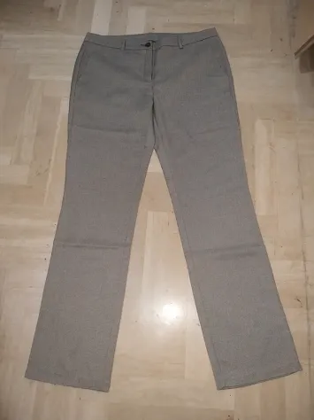 lotto vestiti donna taglia M. 1 felpa Sisley verde 1 pantalone grigio 1 maglia n - Foto 2