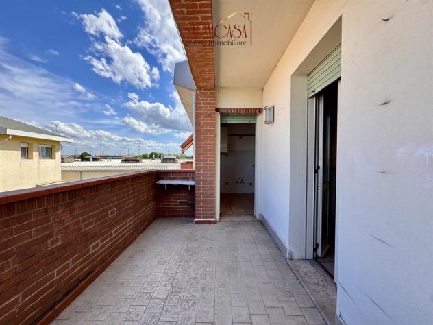 Luminoso appartamento con due camere, terrazzo e garage - Foto 7