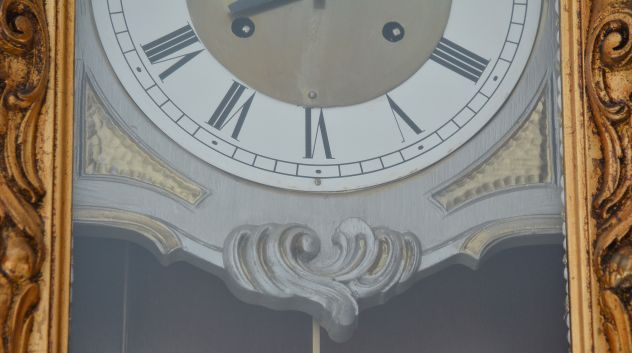 Elegante Orologio a Pendolo da Parete in Legno Scolpito e Dorato - Foto 2