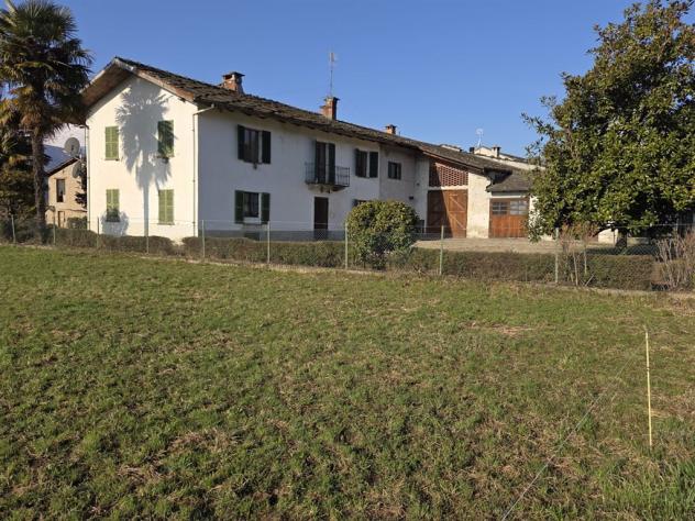Cascinale Panoramico con magazzini box , stalla e 15.000 mq di terreni agricoli Luserna San Giovanni