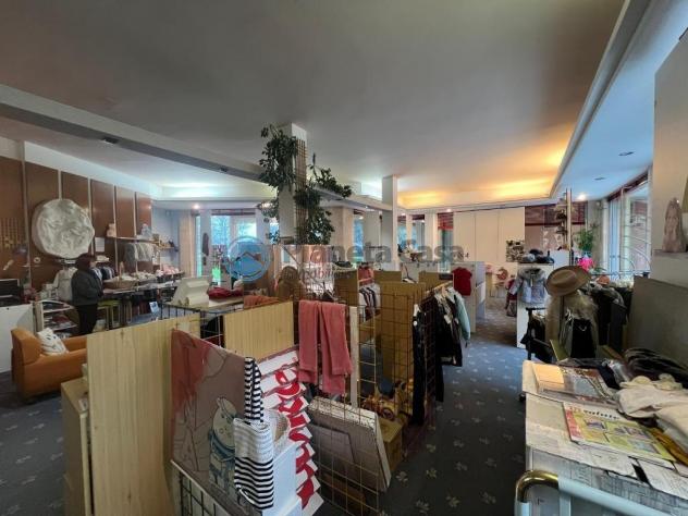 MONTEGROTTO: negozio centrale con 6 vetrine, magazzino e garage - Foto 8
