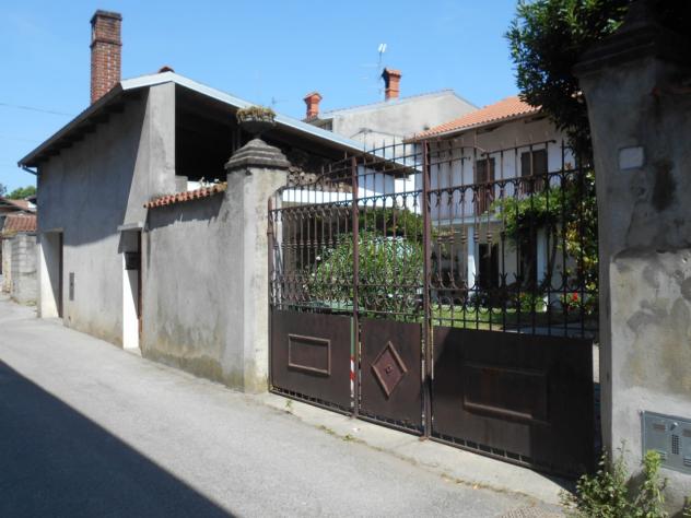 Indipendente su 2 piani: piano terra con ingresso con vano con comoda scala di collegamento, ampia cucina abitabile, sala, camera con bagno, altra cam - Foto 9