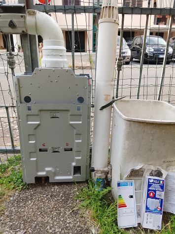 Scaldabagno ARISTON 50Lt Nuovo 310 € Piano cottura CANDY usato 60 € - Foto 3