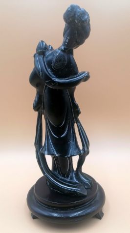 ANTICA SCULTURA DI GEISHA (O KUAN-YIN) IN GIADA VERDE SCURO/ NERA, CINA, 1900. - Foto 4