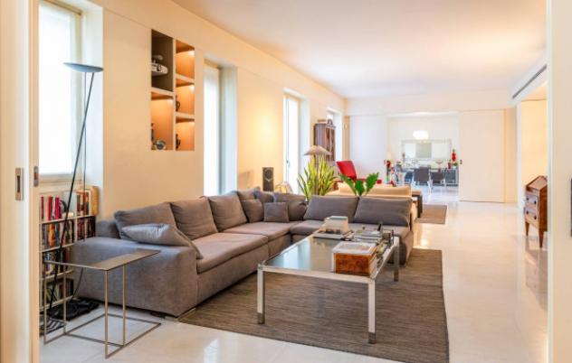 Appartamento di 290 m² con 5 locali in vendita a Milano