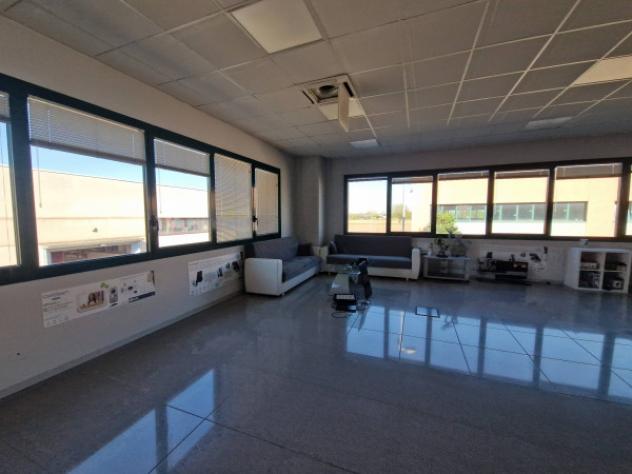 Immobile di 665 m² con più di 5 locali in affitto a Vanzago - Foto 4