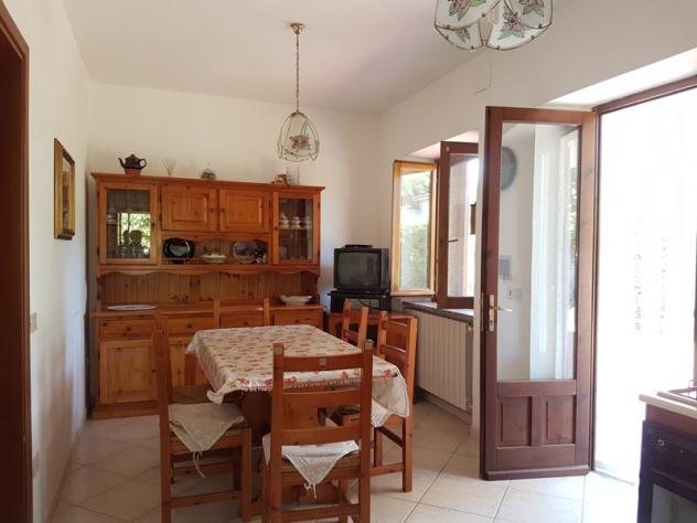 POVEROMO, vicino al Cinquale, vendesi villetta singola con ampio giardino. L'immobile è situato vicino al mare e si compone internamente di soggiorno - Foto 4