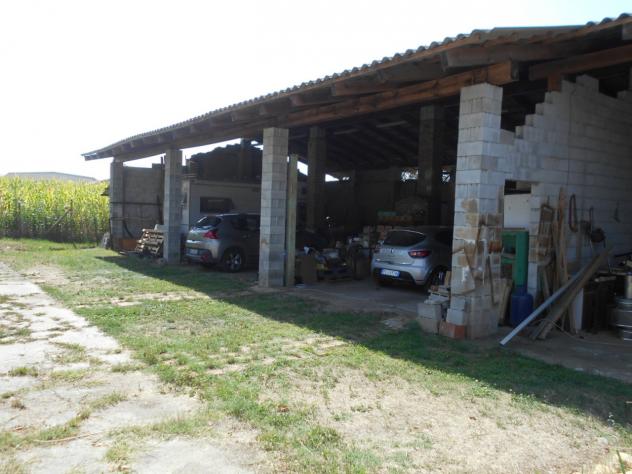 immersa nel verde, cascina ristrutturata libera su tre lati con cortile e giardino privato. Piiano terra: ampio soggiorno, sala da pranzo, cucina (che - Foto 8