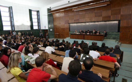 Si impartiscono lezioni per studenti universitari