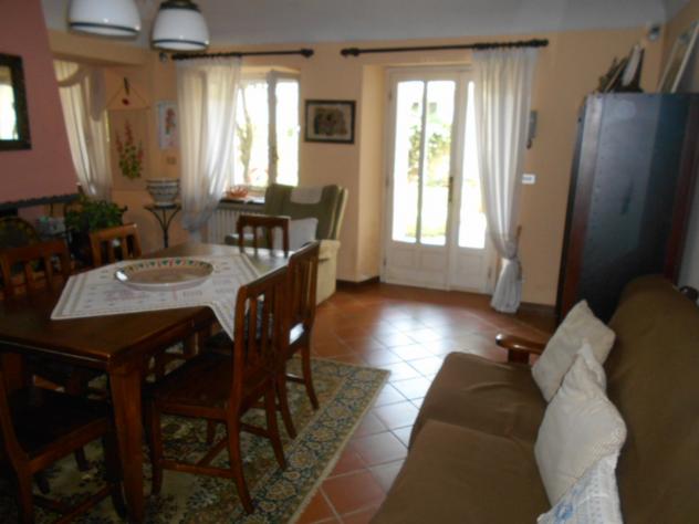 Indipendente su 2 piani: piano terra con ingresso con vano con comoda scala di collegamento, ampia cucina abitabile, sala, camera con bagno, altra cam - Foto 14