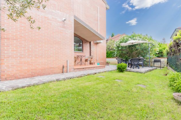 GHEZZANO: VILLA SINGOLA CON 3 CAMERE E GIARDINO SU QUATTRO LATI - Foto 10