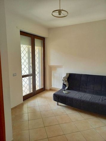 CAPENA TRILOCALE DISTRIBUITO SU 2 LIVELLI SEMI-ARREDATO CON BALCONE DOPPI SERVIZ - Foto 6