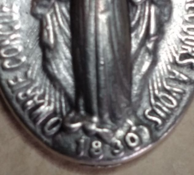 VECCHIA MEDAGLIA DELLA MADONNA CON SCRITTA IN FRANCESE USATA . - Foto 3