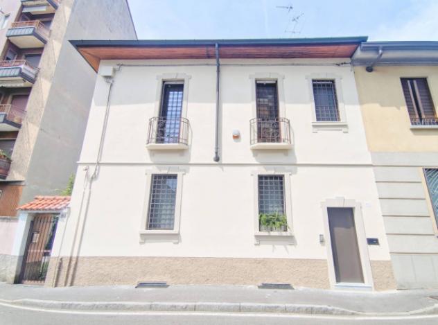 Casa indipendente di 252 m² con più di 5 locali e box auto doppio in vendita a Sesto San Giovanni
