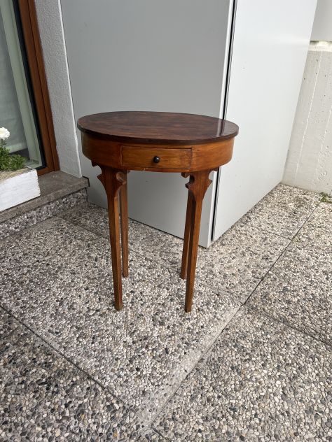 Tavolino ovale in stile