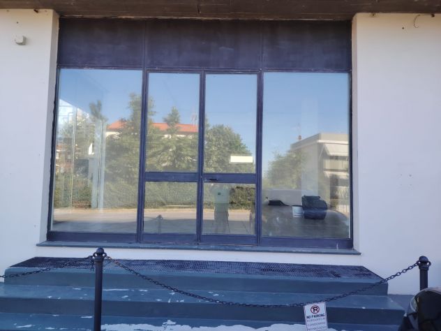 VENDESI NEGOZIO GRANDE VISIBILITA' SU STRADA DI PASSAGGIO - Foto 3