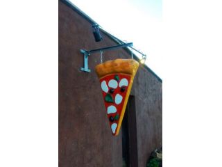 Insegna 3D: spicchio di pizza a bandiera in vetroresina luminosa a LATINA