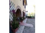 Casale ristrutturato con terreno sui quattro lati