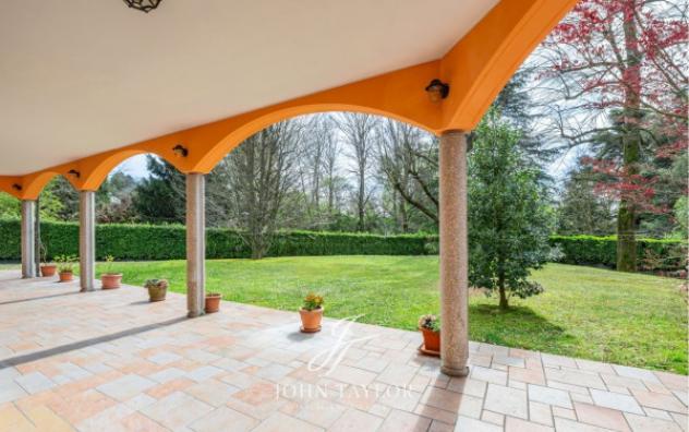 Villa di 840 m² con più di 5 locali e box auto doppio in vendita a Carimate