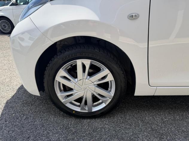 Toyota Aygo 1.0 70 CV x-play, RETRO, CERCHI IN LEGA - Foto 9