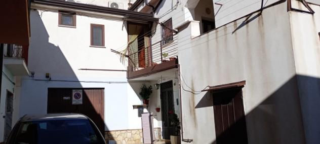 1889/PIEDIMONTE Casa indipendente al primo piano di mq 65 a Piedimonte Matese. Ristrutturata da poco è subito abitabile e si compone di grosso soggior