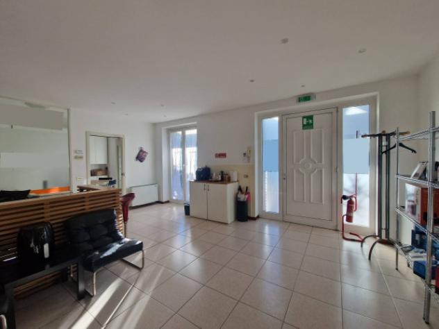 Immobile di 315 m² con più di 5 locali in affitto a Lainate - Foto 11