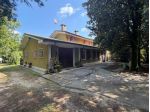 Casa singola cielo-terra immersa nel verde con ampio parco privato