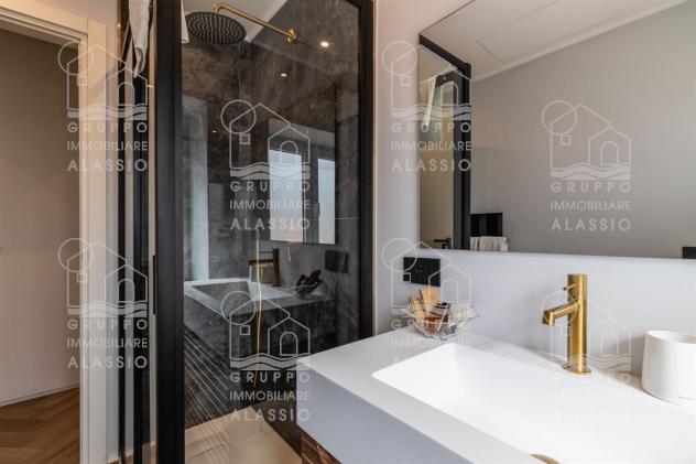 Attico fronte mare con terrazzo, solarium e posto auto – affitto annuale - Foto 16