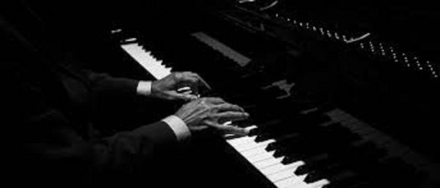 Pianoforte a coda e pianista Swing a Milano
