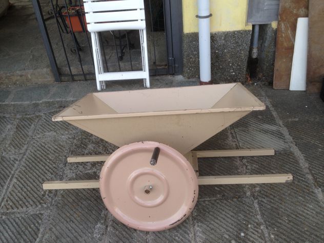 Pigiatrice manuale per estrarre mosto