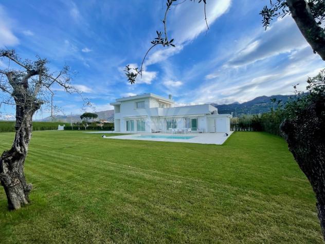 VILLA di 12 vani e di 180 mq (PIETRASANTA) rif. 442/VV