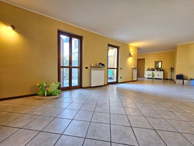 Ampio trilocale/quadrilocale con giardino privato e box - Foto 3
