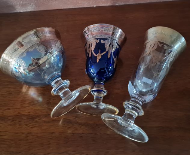 Set trittico bicchieri in cristallo e decori oro di cui uno