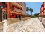 Appartamento al piano terra con veranda, vicino al mare.