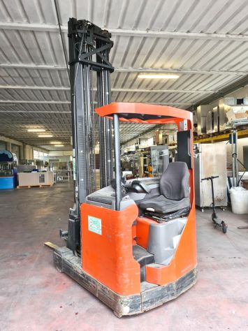 carrello elevatore retrattile usato