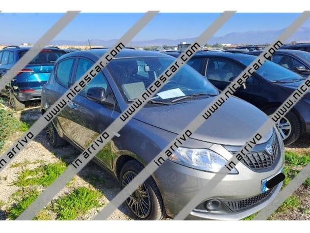 Lancia Ypsilon 1.0 firefly hybrid Silver s&s 70cv