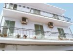 Casa bifamiliare con due unità autonome, giardino e box spazioso
