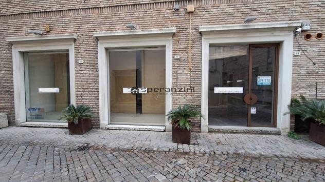 CENTRO STORICO: Nel cuore pulsante di fano, in una delle vie più prestigiose del centro storico, proponiamo in affitto un locale commerciale di grande - Foto 2