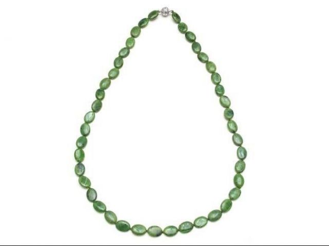 Collana in giada verde con chiusura argento