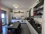 Prestigiosa cucina Snaidero con forno, piano cottura, tavolo e sedie