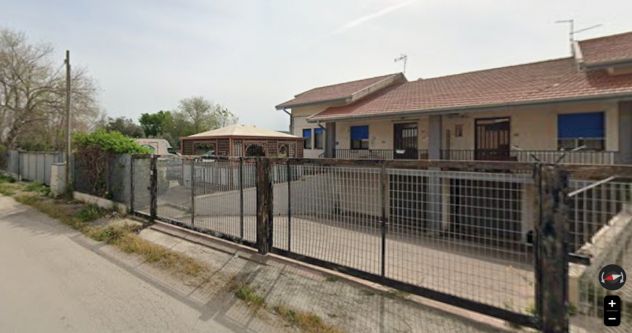 Complesso recintato con 2 capannoni+2trivani+2 rimesse auto+ piazzale - Foto 4