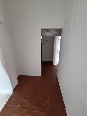 Negozio con tre vetrine, retro, bagno, cantina e box auto - Foto 10