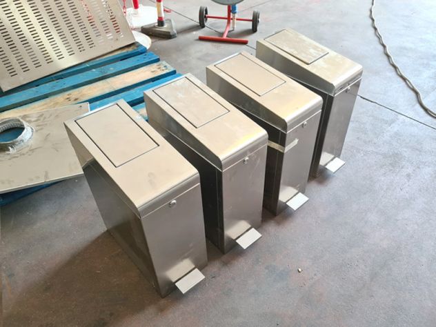 4 contenitori di sacchetti in inox a pedale usati
